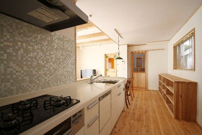 キッチンに立つのが楽しくなるカラフルなタイル貼りのキッチン キッチンに立つのが楽しくなるカラフルなタイル貼りのキッチン