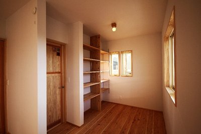 本棚を設置し、書斎も兼ねた2階主寝室