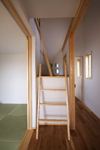 2階に行くにはハシゴを2回登るなど、遊び心もたっぷり！