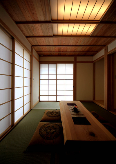 リビングルームと隣り合わせた和室は二面採光。端正な内障子や竿縁天井、間接照明など、簡素な中に日本の伝統美が感じられます。