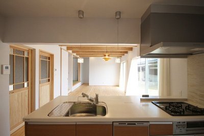 朝から夕方まで、たっぷり陽が入るLDK