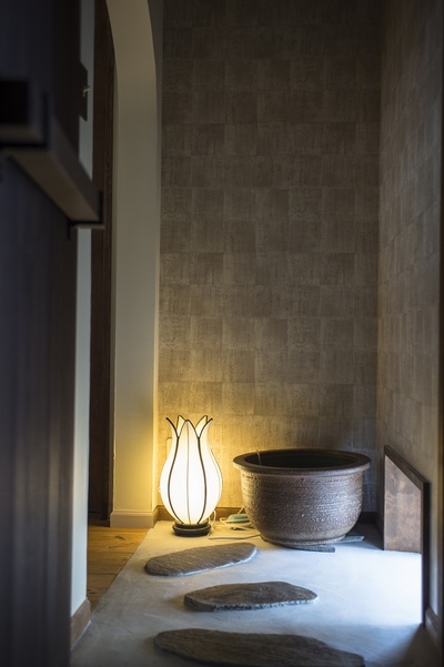 個性豊かな和室の入口。
玄関ホールの飛石からくぐり戸を抜けて部屋に入ります。
和室入口の壺には金魚が泳いでいます。 個性豊かな和室の入口。
玄関ホールの飛石からくぐり戸を抜けて部屋に入ります。
和室入口の壺には金魚が泳いでいます。