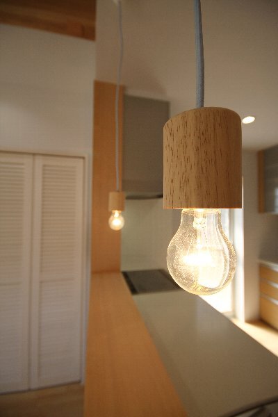 ランプのコードは水色をセレクト。これだけで部屋の雰囲気がぐっと明るくなります! ランプのコードは水色をセレクト。これだけで部屋の雰囲気がぐっと明るくなります!