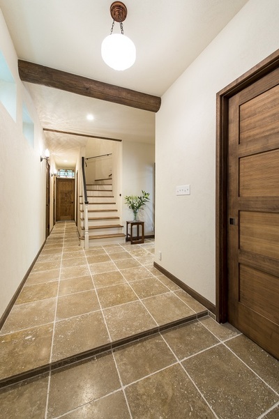 広い玄関ホールには、廊下まで続く天然の大理石をあしらい、さらに広々と見せています。
虫食いの穴が開いた天然石は、人口石とは違う雰囲気があります。 広い玄関ホールには、廊下まで続く天然の大理石をあしらい、さらに広々と見せています。
虫食いの穴が開いた天然石は、人口石とは違う雰囲気があります。