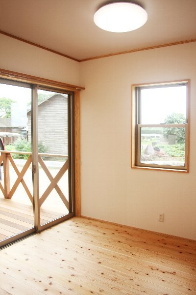 キッチン横のマルチに使えるスペース。子供が小さいうちは子供達の遊び場に♪