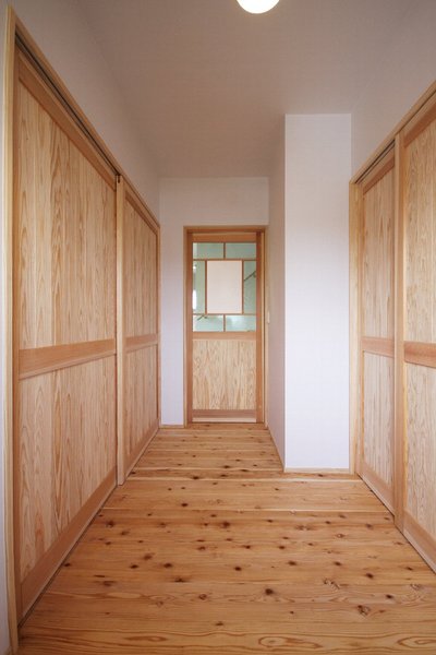 正面の造作建具はすりガラスと透明ガラスを組み合わせ、人の気配を感じながらも直接見えないように工夫したデザインに。