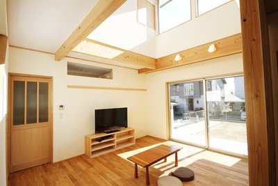 日差しがたっぷり降り注ぐ、明るい空間は自然と人が集まります 日差しがたっぷり降り注ぐ、明るい空間は自然と人が集まります