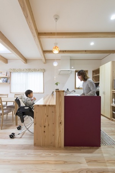 奥さまお気に入りのローズ色のキッチン。対面キッチンなので料理をしながらお子さんの様子がうかがえる。