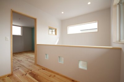 吹抜け横の二階フリースペース。1階リビングの声もすぐに届く家族のぬくもり感じるスペース。