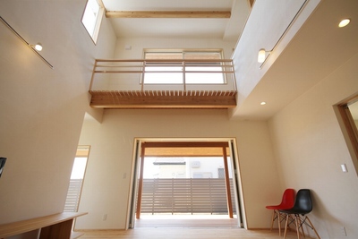 上部の大きな窓からたくさんの光が降り注ぐ、明るいリビング。 上部の大きな窓からたくさんの光が降り注ぐ、明るいリビング。