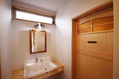洗面コーナー。オリジナルの造作建具のガラスは光を通すとゴールドに感じられます。 洗面コーナー。オリジナルの造作建具のガラスは光を通すとゴールドに感じられます。