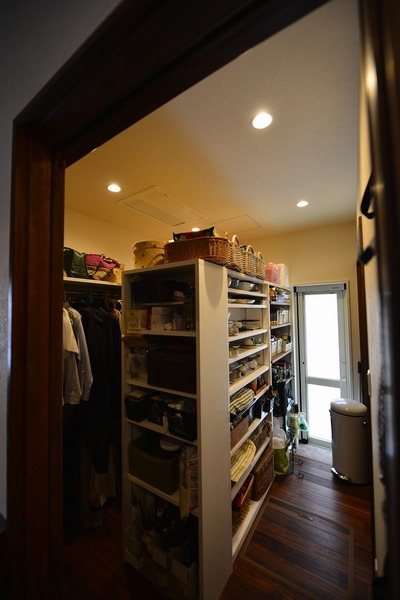 玄関横にあるウォークインクローゼット。外でよく使う家族の上着や、小物類を収納。キッチンともつながっているため食品庫としても大活躍だ。