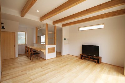 無垢材で仕上げた床は、素足がとても心地よい、快適な空間 無垢材で仕上げた床は、素足がとても心地よい、快適な空間