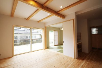 柔らかな光と風がリビングを満たします