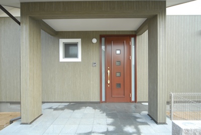 クラシックな玄関ドアで重厚感がある玄関ポーチ。