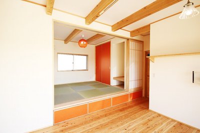 小上がり和室の収納庫の扉や建具をオレンジにすることで、リビングダイニングと違和感がないモダンな和室に仕上げました。