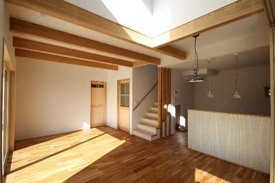 吹抜け上部と南の窓からたっぷりの陽光が降り注ぐLDK