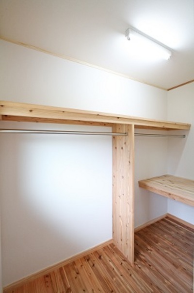 寝室に隣接するウォークインクローゼット。 寝室に隣接するウォークインクローゼット。