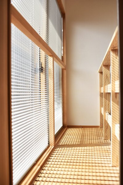 リビング上部の窓は開閉が可能。大きく開くので通風も可能。キャットウォークを配置し、窓拭きも楽にできるデザインと機能性を兼ねています。 リビング上部の窓は開閉が可能。大きく開くので通風も可能。キャットウォークを配置し、窓拭きも楽にできるデザインと機能性を兼ねています。