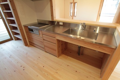 大工さんの手造りキッチン。そこに住まう人の大きさ形でオンリーワンのキッチンです