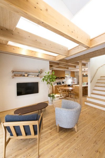 床は杉材。季節問わず、スリッパなしですごせるほど快適です。