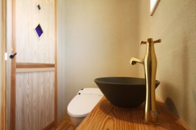 トイレ。和の雰囲気漂う手洗いボールが落ち着きます。