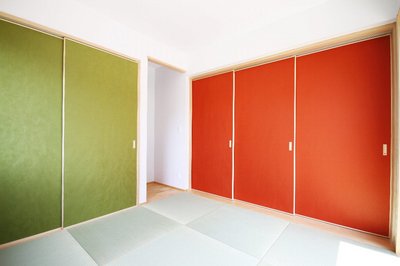 ブラウンの引き戸の裏は赤に。緑の引き戸もセレクトし、明るい和室に仕上がりました。