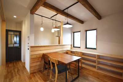 キッチンカウンターの壁は外壁と同じ鎧張り。 キッチンカウンターの壁は外壁と同じ鎧張り。