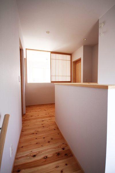 二階ホールと吹抜け上部は開閉できるように障子の引き戸を造作。障子戸は厳しい直射日光を柔らかく明るい光に変えてくれたりと、光と温度の調節が可能になります。 二階ホールと吹抜け上部は開閉できるように障子の引き戸を造作。障子戸は厳しい直射日光を柔らかく明るい光に変えてくれたりと、光と温度の調節が可能になります。