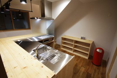 夜はスポットライトが柔らかな光を演出してくれます 夜はスポットライトが柔らかな光を演出してくれます