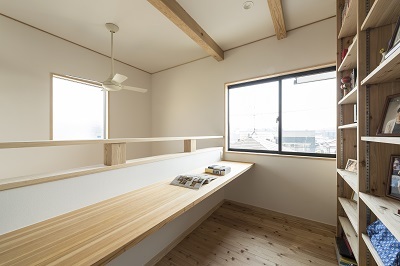 2階のフリースペースには大容量の本棚とデスクを造作。 2階のフリースペースには大容量の本棚とデスクを造作。