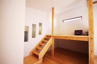 スキップフロアは同じ部屋でも天井の高さや窓からの景色の見え方も変わる、なんだか楽しい空間です。 スキップフロアは同じ部屋でも天井の高さや窓からの景色の見え方も変わる、なんだか楽しい空間です。