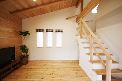 勾配天井の空間を無駄なく使い切った開放的なリビング