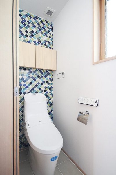 トイレ背面の壁はコラベルタイルで個性的に仕上がりました
