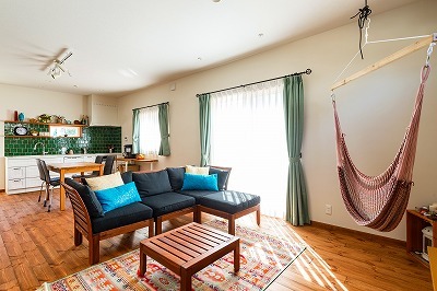 『インドアキャンプ』のコンセプトでまとめられたLDKのインテリア。ハンモックやガーデニングのソファでコーディネート。