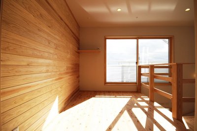 杉材張りの壁で室内にいても、森林浴気分を感じさせてくれます 杉材張りの壁で室内にいても、森林浴気分を感じさせてくれます