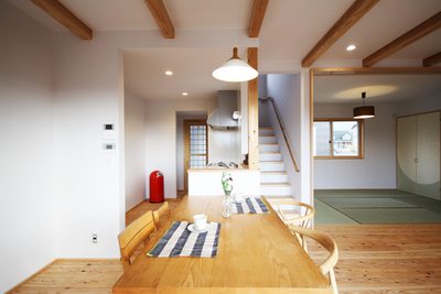 キッチンはちょっと奥まった配置にして独立キッチンに。