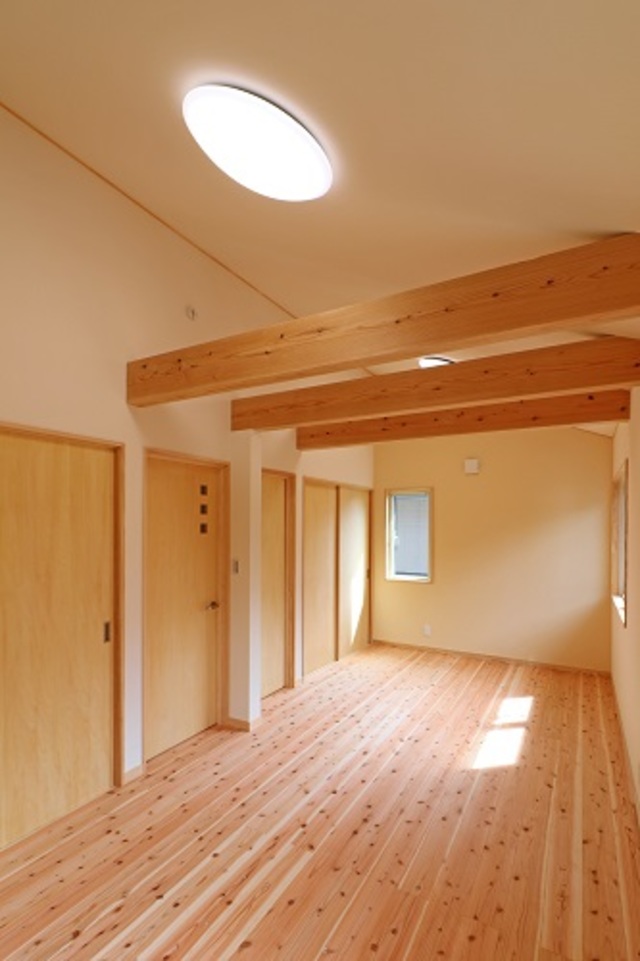 将来2部屋に区切れる子供部屋。構造材の梁にハンモックやブランコが吊るせます。 将来2部屋に区切れる子供部屋。構造材の梁にハンモックやブランコが吊るせます。