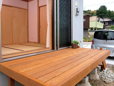 和室とフラットになっているウッドデッキは来客用のエントランスとしても利用できる。 和室とフラットになっているウッドデッキは来客用のエントランスとしても利用できる。