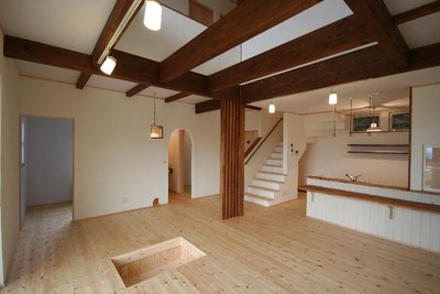 梁は着色し、大胆に見せたことで木の温もりを感じる室内に