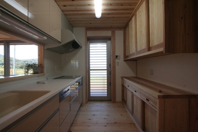 システムキッチンと手造り食器棚 システムキッチンと手造り食器棚