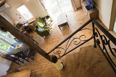 2階までのアイアン手摺りは、Y様ためのオリジナル仕様です。“森に遊ぶ花と蝶”をイメージしています。 2階までのアイアン手摺りは、Y様ためのオリジナル仕様です。“森に遊ぶ花と蝶”をイメージしています。