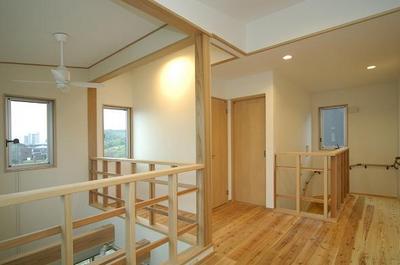 2階のファミリースペース。
本を読んだり、お父さんのワークスペースにしたりと、家族みんなが使える場所です。