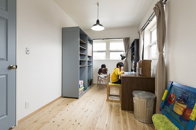 　2階の子供部屋は将来区切れるように広くしています。
移動家具を造作で作っていますので、区切るようにも部屋を変えることができます。