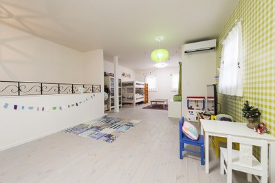 2部屋あった2階は壁を撤去して、ひとつの広々空間としました。今は子供たちがのびのびと遊べるスペースとなっていますが、将来的に間仕切り壁で部屋をつくる予定です。 2部屋あった2階は壁を撤去して、ひとつの広々空間としました。今は子供たちがのびのびと遊べるスペースとなっていますが、将来的に間仕切り壁で部屋をつくる予定です。