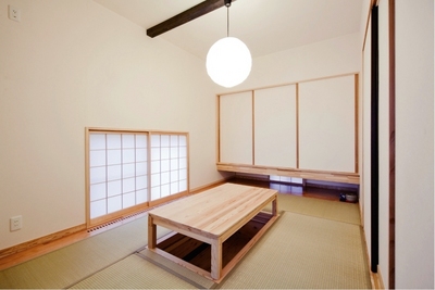 和室。
吊り押入れで、通風を確保。ＯＭソーラーの暖かさを利用した掘りごたつも楽しい。畳を敷いても利用できる。