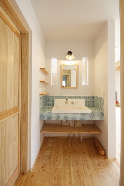 ブルーのモザイクタイルが爽やかな造作洗面台