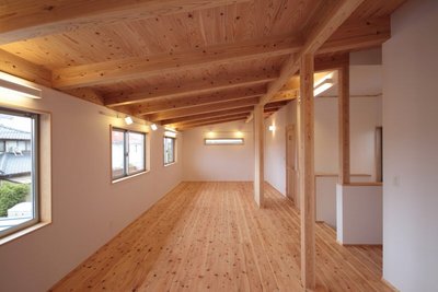 走り回れるほど広い子ども部屋。壁と柱があるのは、大きくなったら部屋を分けられるようにとの考えから。 走り回れるほど広い子ども部屋。壁と柱があるのは、大きくなったら部屋を分けられるようにとの考えから。