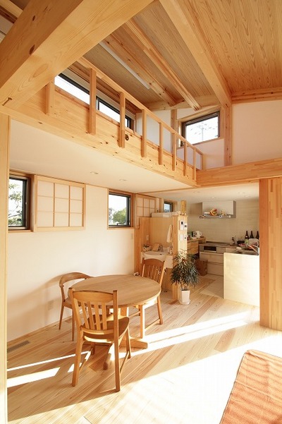 冬の陽射しも家の奥までたっぷりと取り込めるよう間取りを工夫。外とのつながりや勾配天井の開放感、また高窓の効果的な配置や間仕切りを排除した事で東西南北の4方向に視線が抜け、圧迫感のないゆったりくつろげる空間に。