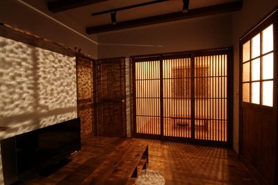夜のリビング。格子戸から漏れる光が素敵ですね。